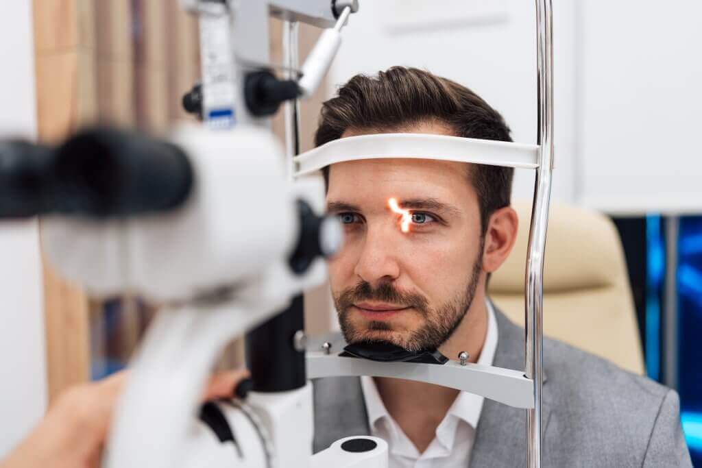 Wie lange dauert das Augenlasern und die Heilung, Mann beim Sehtest