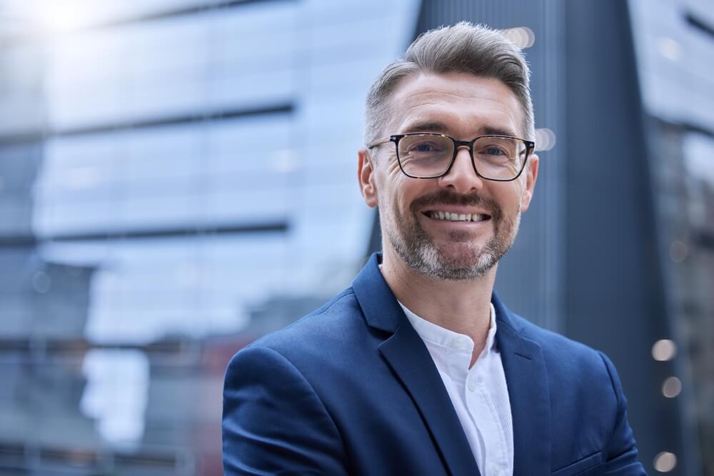 Mann mit Brille denkt über die Augenlaser Kosten nach