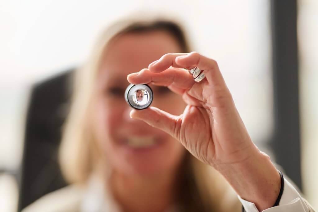 Nahaufnahme der Hände des Augenarztes mit Augenmodell