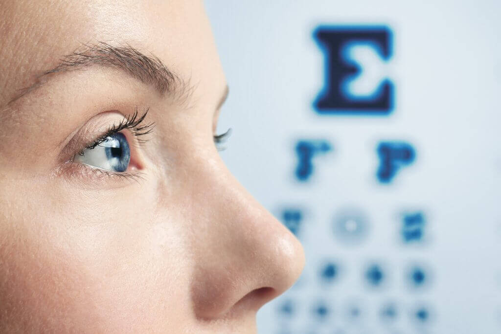 Hyperopie, Ausschnitt eines Gesichts for einem Sehprobentafel