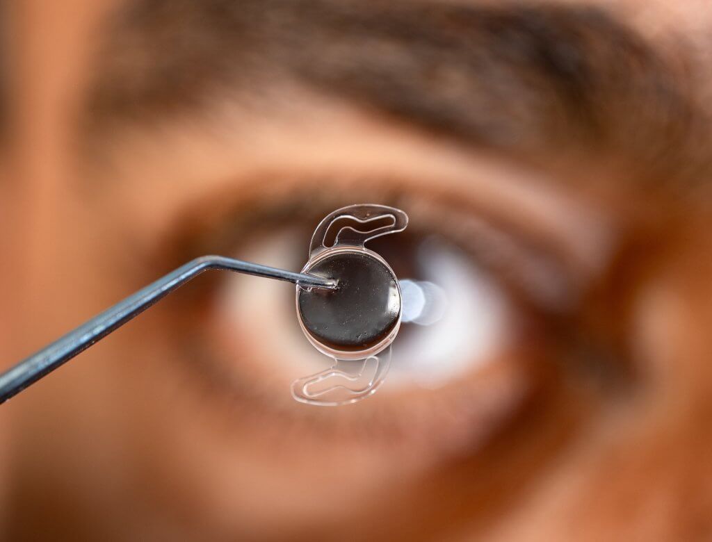 Linse vor menschlichem Auge